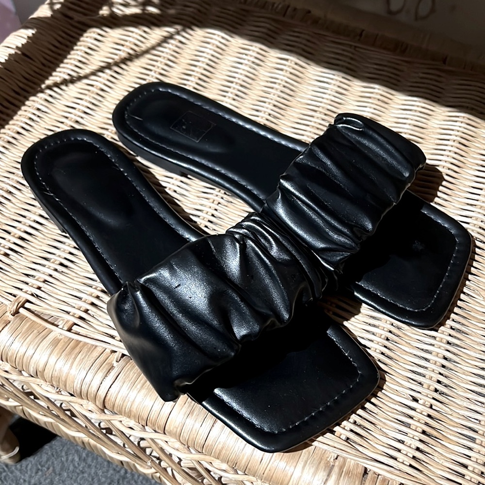 Women’s black slide sandal